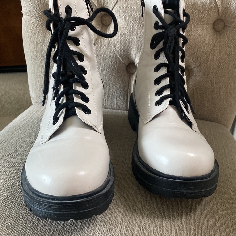 Unr8ed EUC White & Black Lace Up Zip Closure Beautiful Combat Boots - Sz 10 - Picture 12 of 16